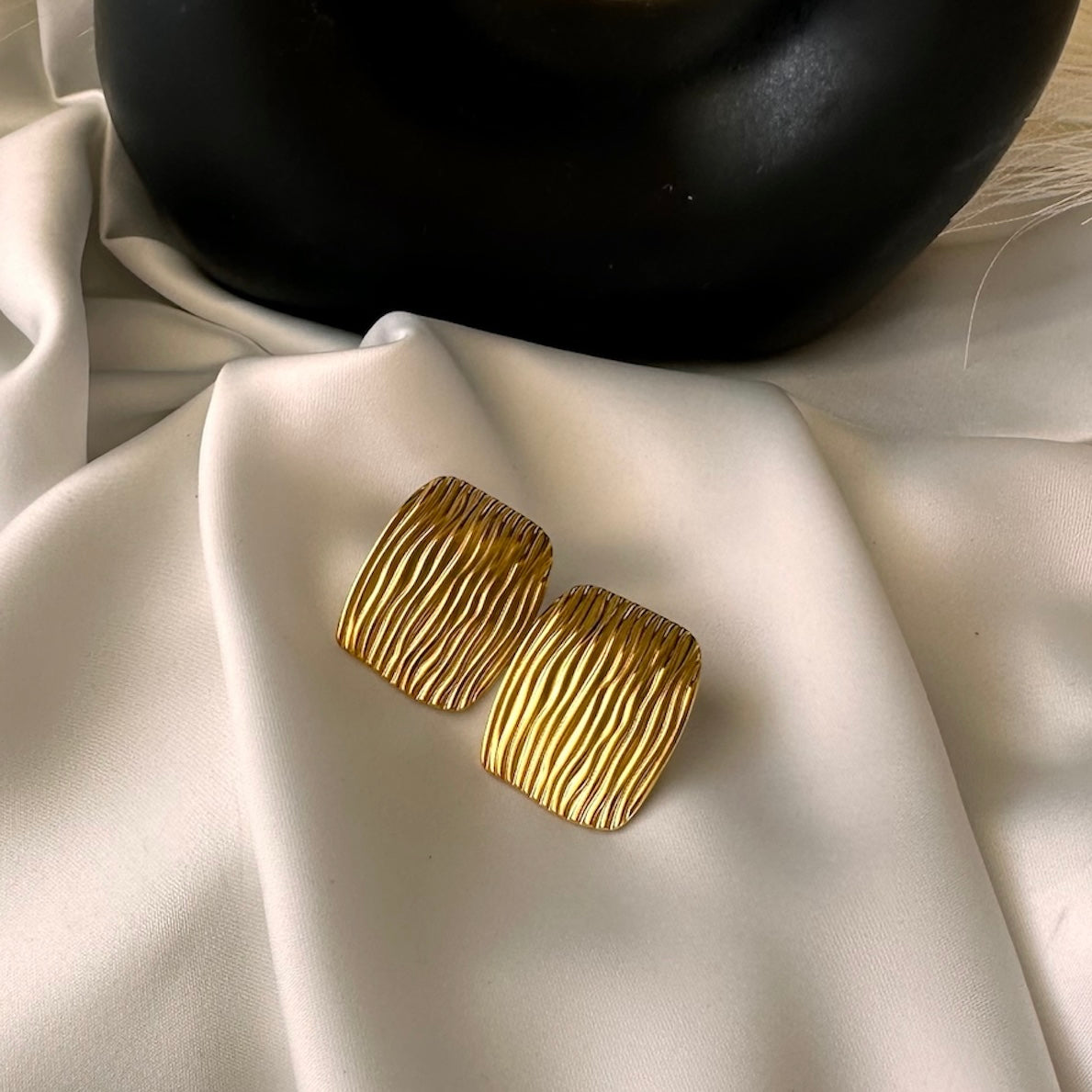 Orecchini rettangolari onde: Eleganza moderna e simbolica