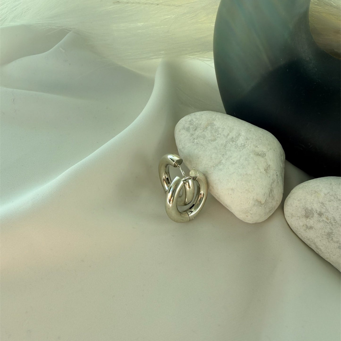 Tris Orecchini a Cerchio: Il Simbolo di Legami Eterni e Stile Senza Fine
