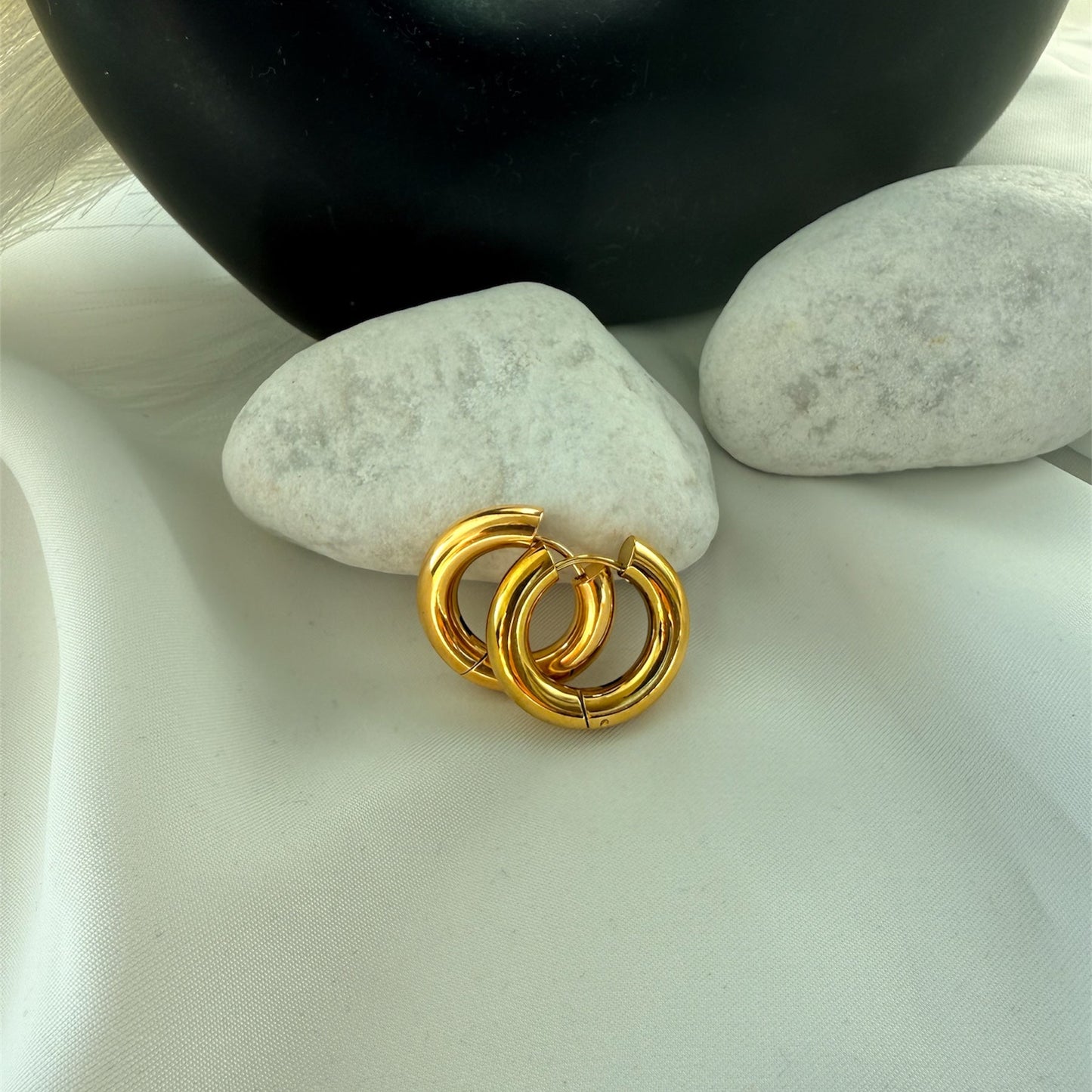 Tris Orecchini a Cerchio: Il Simbolo di Legami Eterni e Stile Senza Fine