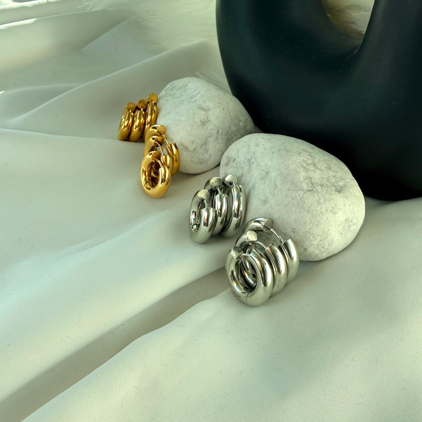 Tris Orecchini a Cerchio: Il Simbolo di Legami Eterni e Stile Senza Fine