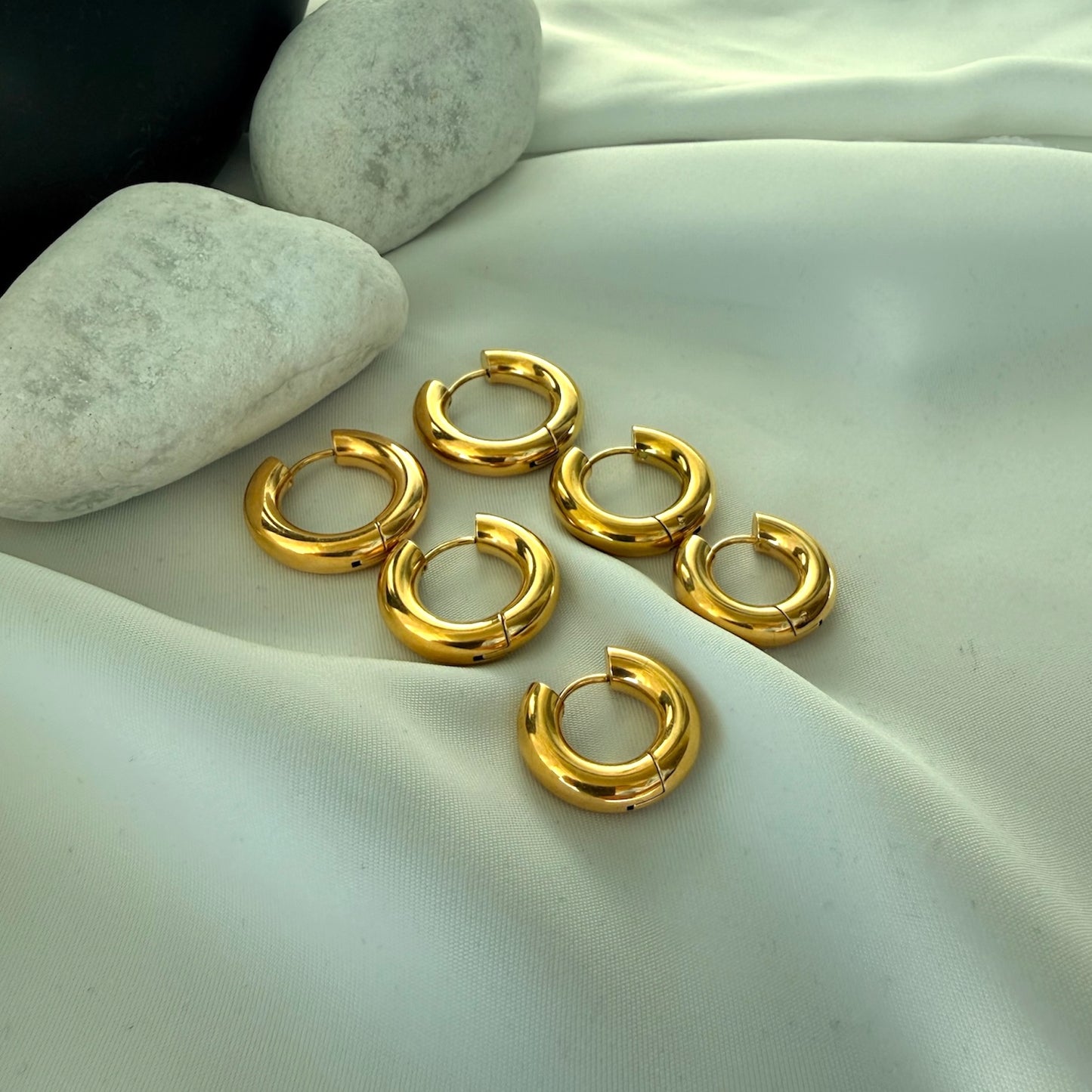 Tris Orecchini a Cerchio: Il Simbolo di Legami Eterni e Stile Senza Fine