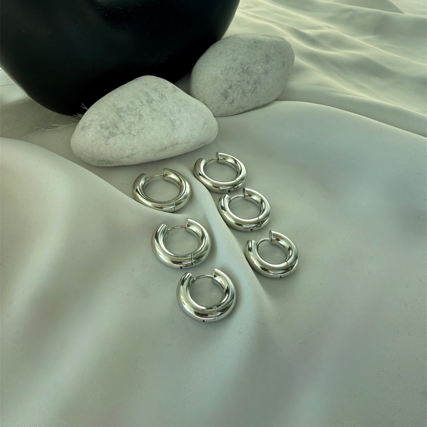 Tris Orecchini a Cerchio: Il Simbolo di Legami Eterni e Stile Senza Fine