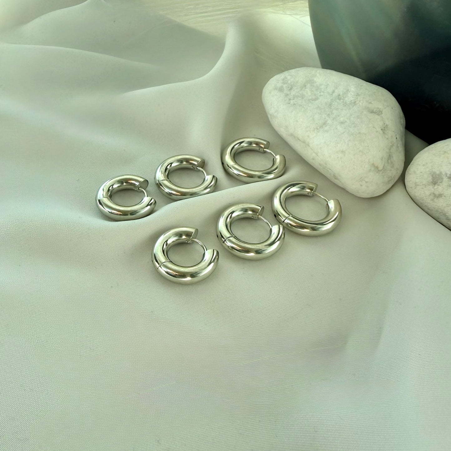 Tris Orecchini a Cerchio: Il Simbolo di Legami Eterni e Stile Senza Fine