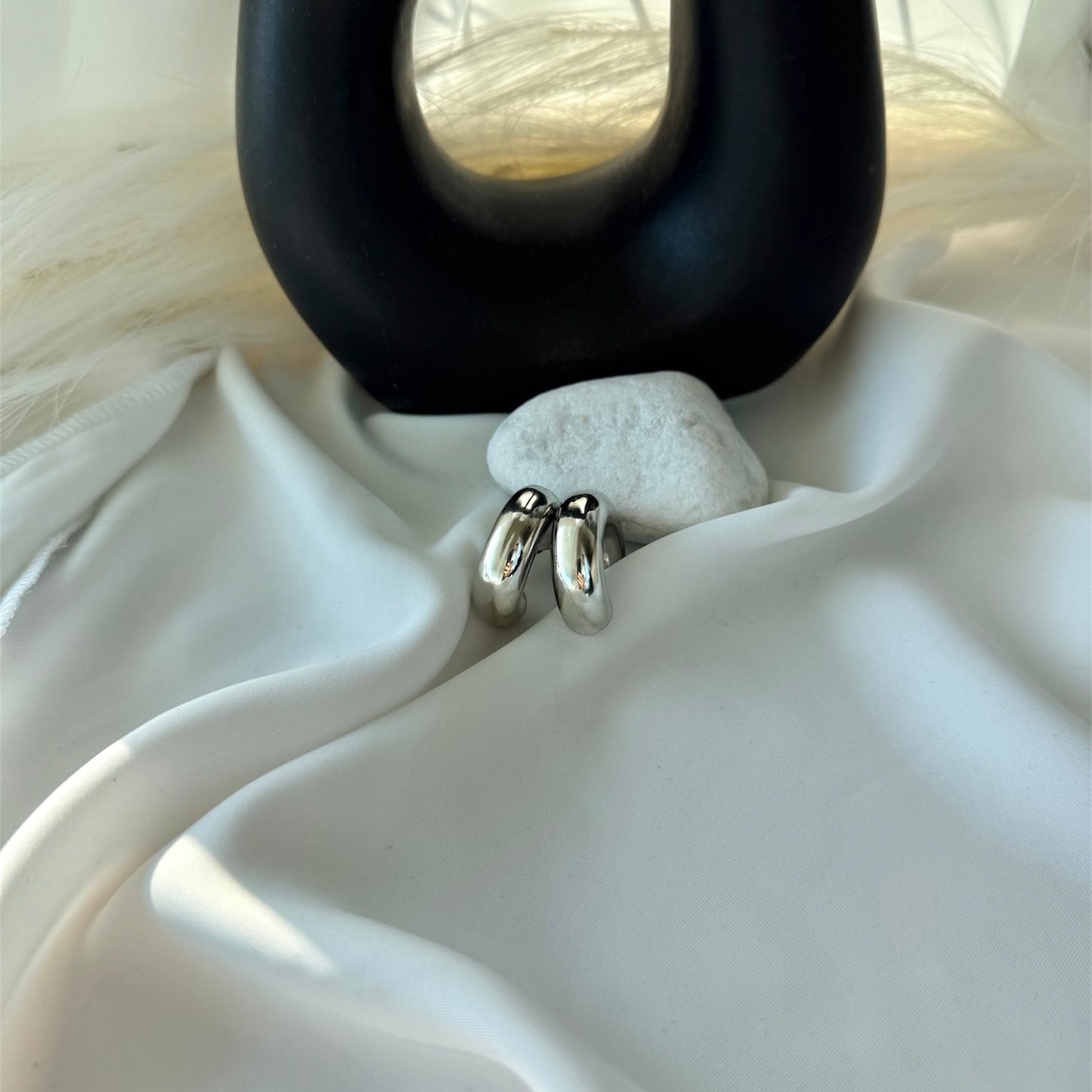 Nickel-free steel curved hoop earrings in silver color