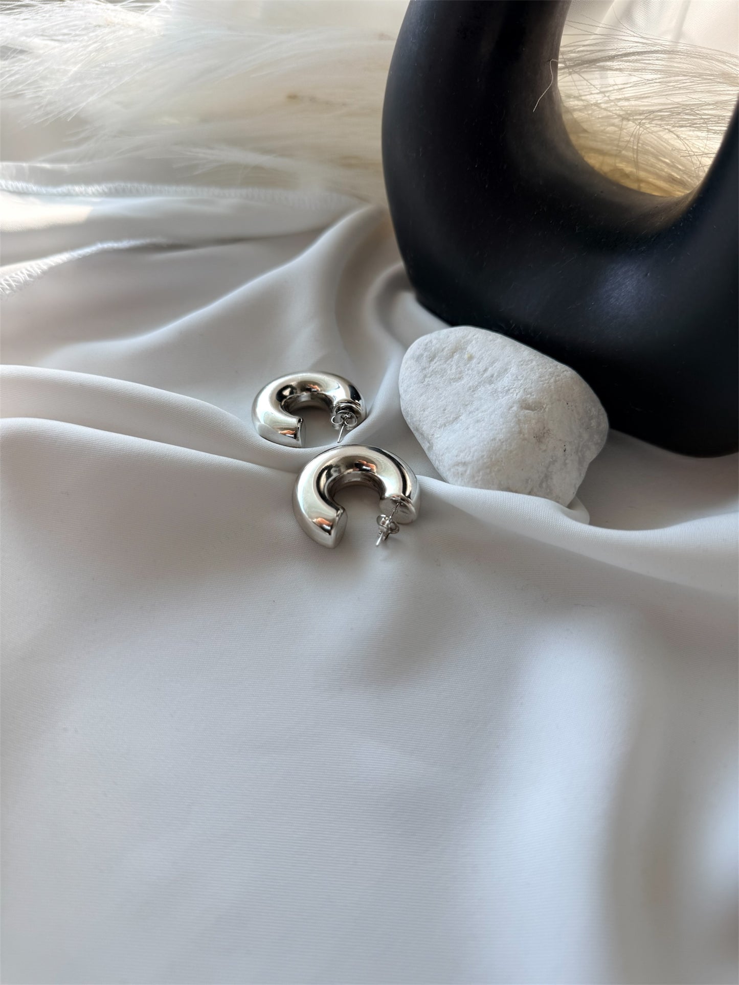 Nickel-free steel curved hoop earrings in silver color