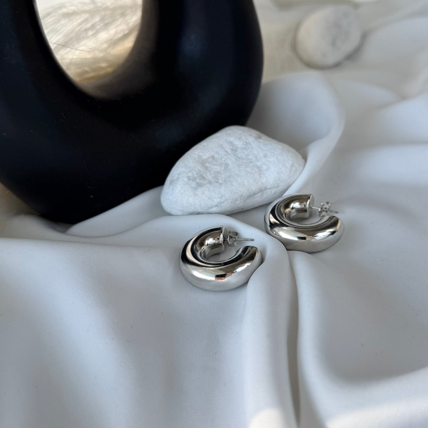 Nickel-free steel curved hoop earrings in silver color